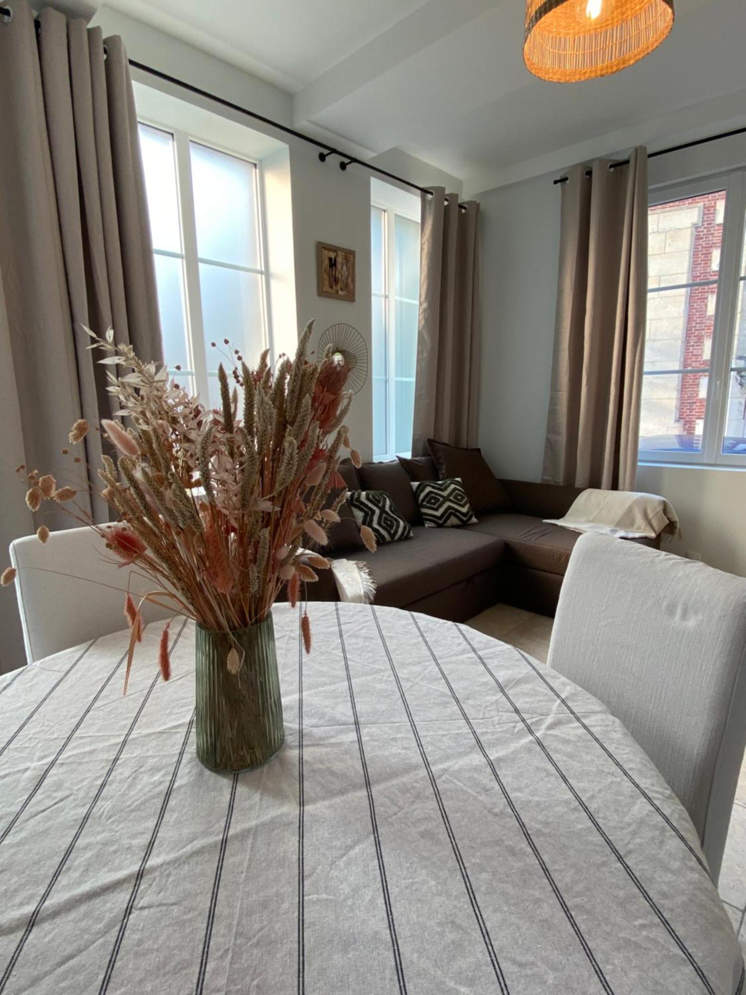 Maison 2 Chambres Avec Parking Et Jardin Noyon Exterior foto