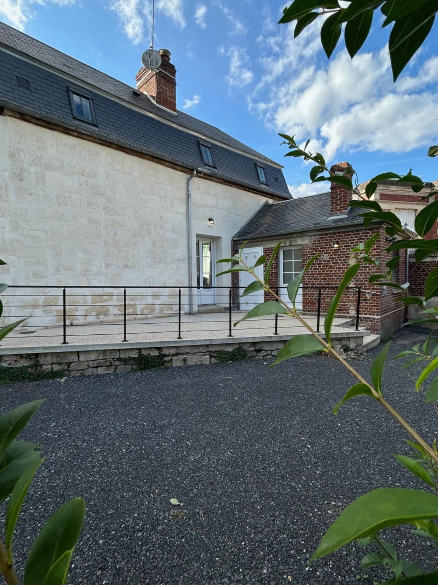 Maison 2 Chambres Avec Parking Et Jardin Noyon Exterior foto